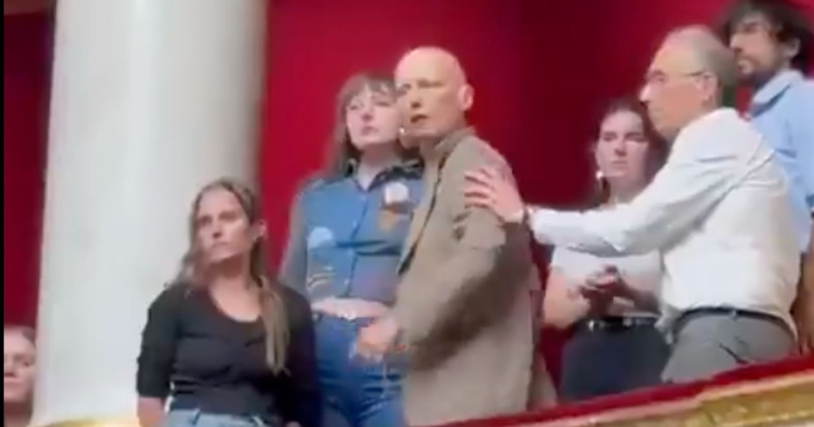« Vous êtes les alliés du cancer ! » Souffrant de la maladie, une femme s’en prend aux députés dans l’hémicycle