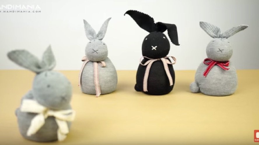 C’est bientôt Pâques ! Et si on fabriquait un lapin mignon avec une chaussette ? Adorable !