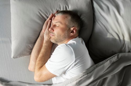 Droit ou gauche : de quel côté faut-il dormir pour une meilleure santé ?