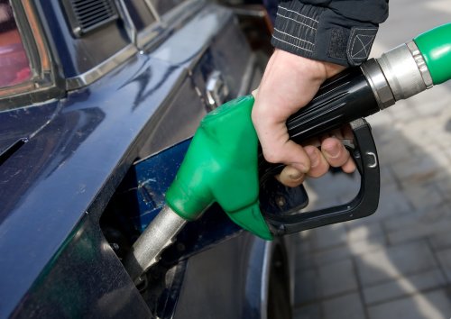 Surtout, ne versez plus d’essence après le clic de la pompe. C’est inutile, coûteux… et risqué !