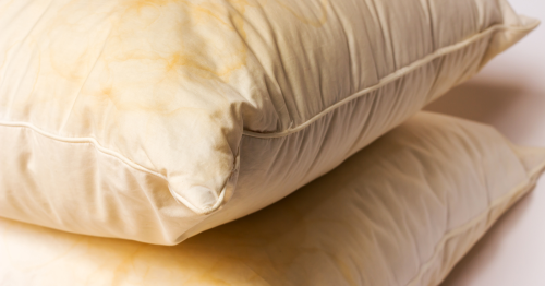 5 astuces naturelles pour nettoyer un oreiller jauni