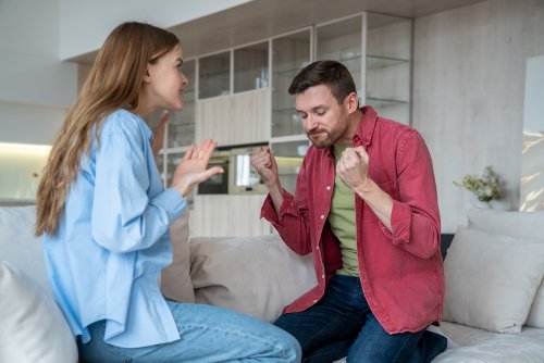Découvrez comment les pervers narcissiques manipulent les esprits avec la technique du disque rayé