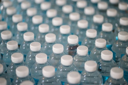 La moitié du montant des ventes d’eau en bouteille suffirait à financer une eau potable pour tous