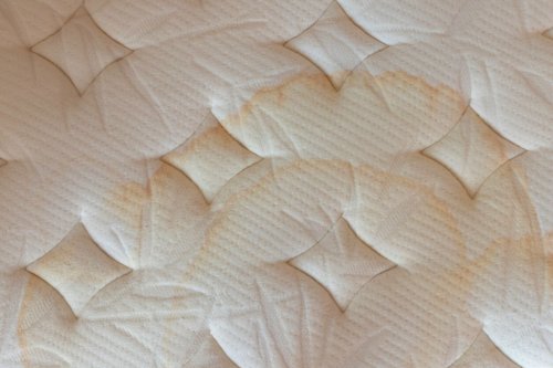 Matelas sale ? Voici comment le nettoyer et le garder impeccable.