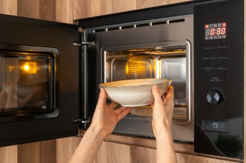 Cuisine : voici le pire endroit où placer votre micro-ondes (et pourquoi l’éviter)