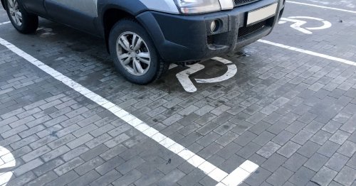 Enfin une appli qui géolocalise les places de parking réservées aux personnes handicapées