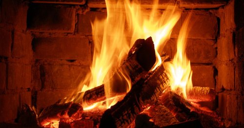 VIDÉO. Pour allumer un feu de cheminée de façon rapide et écologique, essayez l’allumage inversé