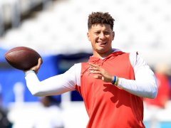 Chiefs and Patrick Mahomes agree to restructured deal to include big pay  raise, AP source says