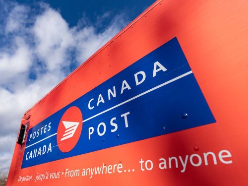 Canada Post is 'effectively bankrupt,' should phase out door-to-door letter mail delivery: report