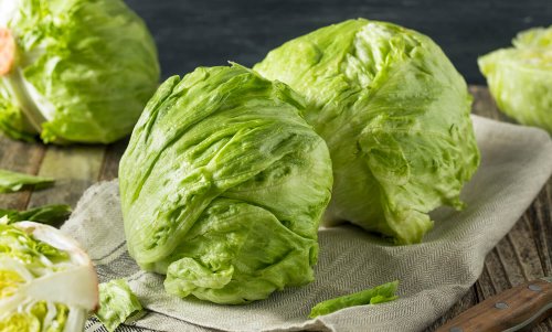 Eisbergsalat: Wie gesund ist der beliebte Salat?