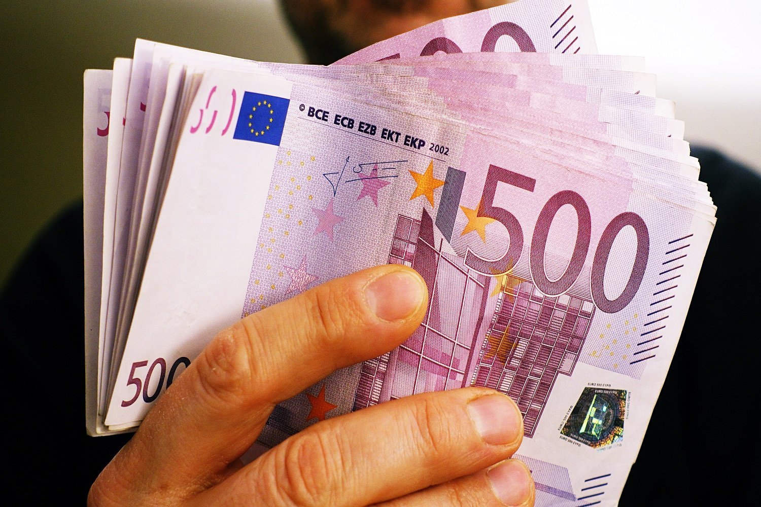 Combien faut-il gagner chaque mois en France pour faire partie des “riches” ?