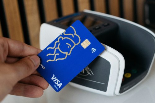 “Posez votre carte sur le téléphone” : l’arnaque qui peut vider votre compte en quelques minutes
