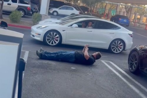 Sa Tesla tombe en panne à proximité d'un chargeur, il bloque les autres en s'allongeant sur une place