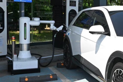 Hyundai déploie son robot pour recharger les voitures électriques (vidéo)