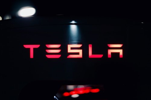 Tesla : cadences infernales, bas salaires, un salarié vide son sac