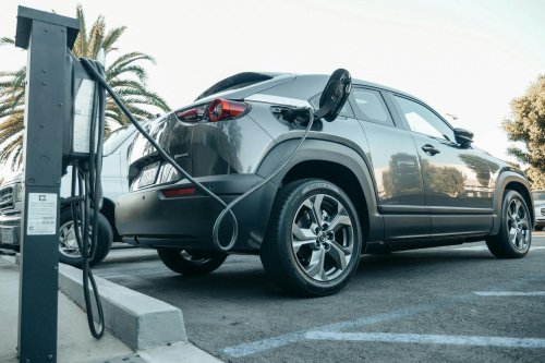 Voitures électriques : les ventes sont stables, mais ne tiennent qu'à un fil