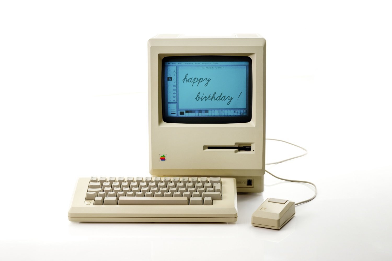 Il achète 7000 ordinateurs Apple pour les revendre plus tard, Apple les réclame, sa réaction est magique !