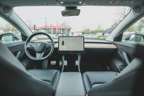 Conduite autonome : feu vert historique en Europe, Tesla jubile !
