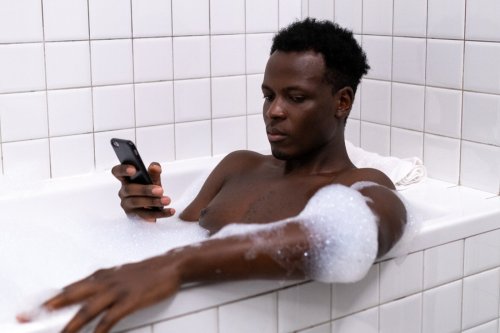 Pourquoi prendre votre téléphone dans la salle de bain est dangereux
