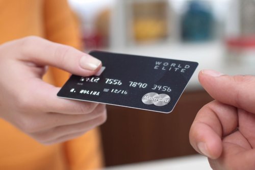 Carte bancaire : quels sont ces privilèges secrets liés à votre Visa ou Mastercard ?