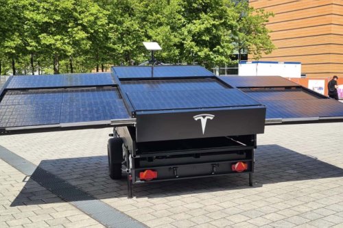 Tesla : cette remorque solaire recharge la voiture et vous connecte à Starlink