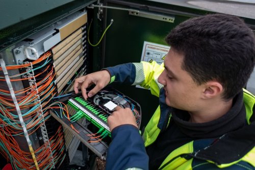 Fibre optique : pourquoi Bouygues Telecom et SFR réclament 332 millions d'euros à Orange ?