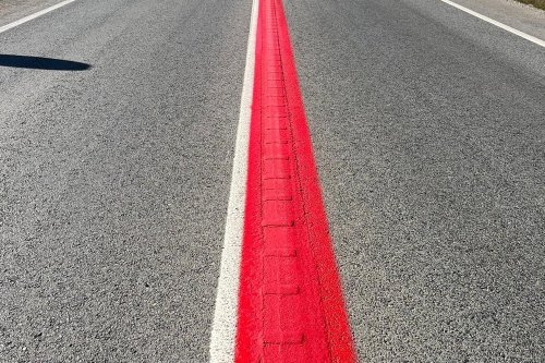 C'est quoi cette ligne rouge qui fait son apparition sur nos routes ?