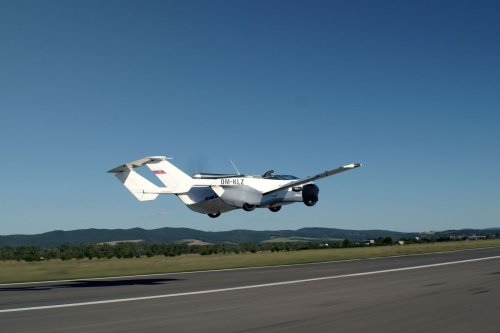Une voiture volante a survolé la Slovaquie