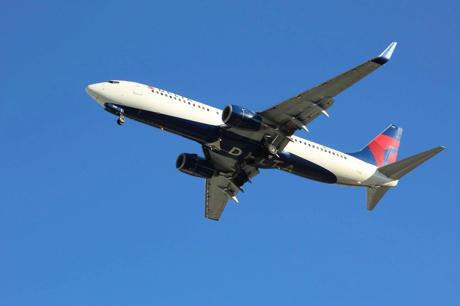Cauchemar en plein vol : comment ces passagers ont dû maintenir le toit de l’avion jusqu’à l’atterrissage