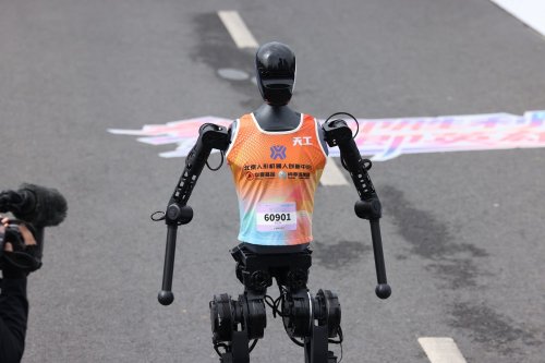 Chutes, surchauffe, tête qui tombe : l’incroyable galère des robots-marathoniens à Pékin