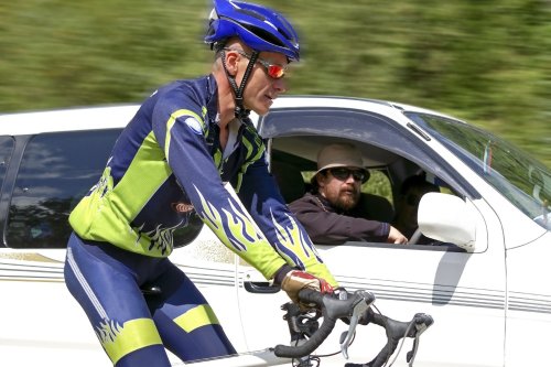 Auto : a-t-on le droit de franchir la ligne blanche pour dépasser un vélo ?