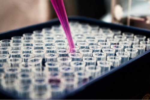 Par erreur, un étudiant vient de créer le premier liquide “auto-formant” de l’histoire