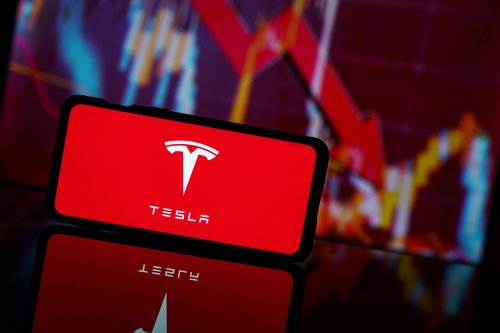 Comment la présidente de Tesla se remplit les poches en douce pendant que l’action s’effondre