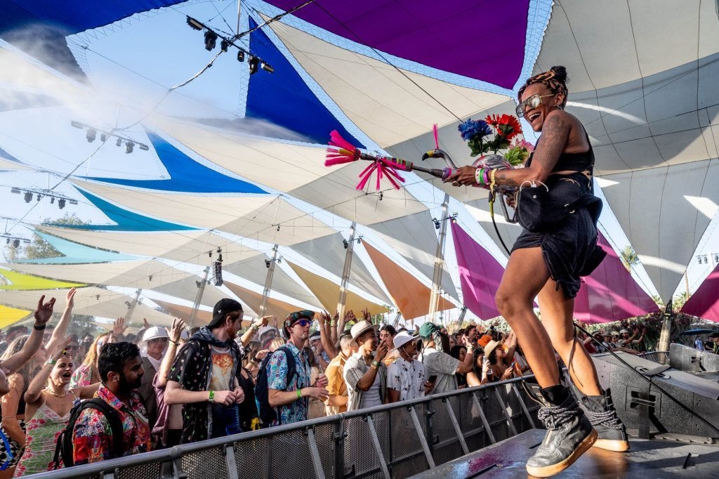 Friday: Harrychella with Shania; Arcade Fire's tent set and Anitta's starpower