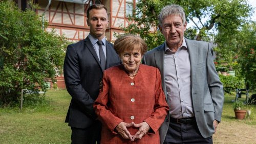 Katharina Thalbach als "Miss Merkel": So sieht sie als Ex-Kanzlerin aus