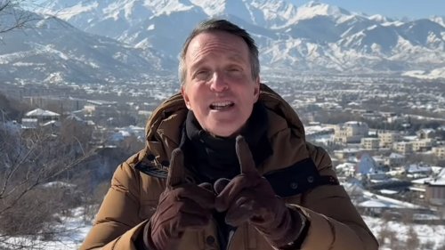 “Jamais on n’a eu autant de neige” : Stéphane Rotenberg tourne actuellement Pékin Express, la route des glaces “dans des conditions extrêmes”