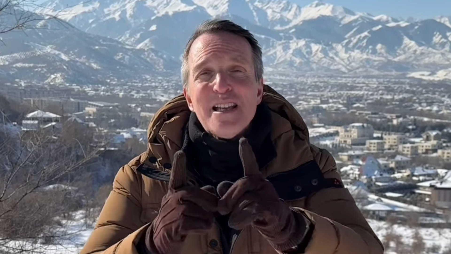 “Jamais on n’a eu autant de neige” : Stéphane Rotenberg tourne actuellement Pékin Express, la route des glaces “dans des conditions extrêmes”