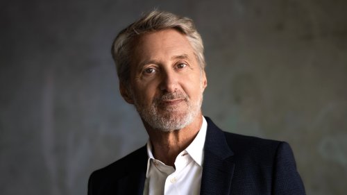 "J'avais enfoui ça..." : Antoine de Caunes est tombé en dépression plusieurs années après la mort de ses parents
