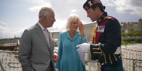 "C'est vrai qu'il est beau le major" : qui est Jonathan Thompson, l'homme en kilt qui vole la vedette à Charles III ?