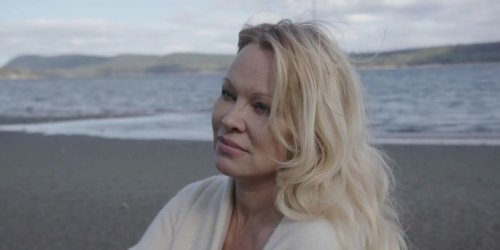 Pamela Anderson : abus de sa baby-sitter, viol par un garçon plus âgé... Sa jeunesse marquée par les traumatismes et la violence