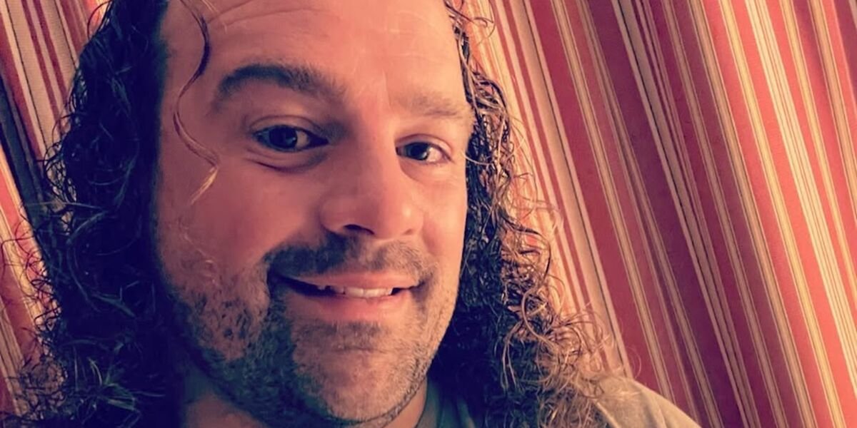 « Je vais pouvoir m’occuper correctement de ce petit bébé » : Guillaume (L’amour est dans le pré) raconte sa galère à la ferme
