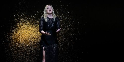"Je vous aime" : Louane partage des photos inédites de sa mère et de sa fille Esmée juste avant l’Eurovision