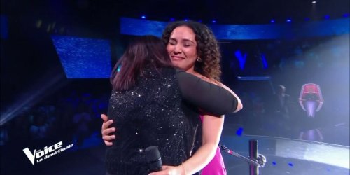 "Ça ne va pas de faire des trucs comme ça !" : Iman (The Voice 2025) décontenancée, sa mère lui fait la surprise de monter sur scène en plein direct