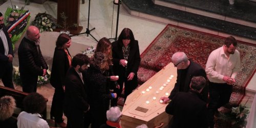 Mort de Sylvain Augier : Michel Drucker et Christian Jeanpierre se joignent à sa veuve Carol et leurs deux enfants lors de ses obsèques (PHOTOS)