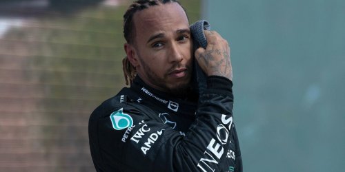 Les propos racistes d'un ancien champion de F1 à l'égard de Lewis Hamilton créent une vague de choc, le pilote britannique réagit