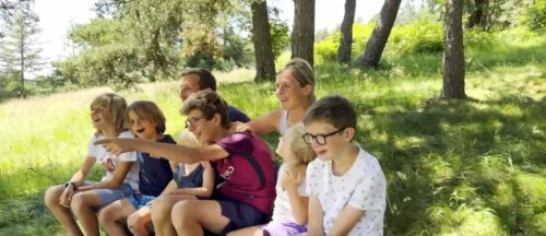 "Vous nous avez impressionnés" : Les Cail (Familles nombreuses) clôturent les Chemins de Compostelle après 80 km de marche avec leurs 5 enfants