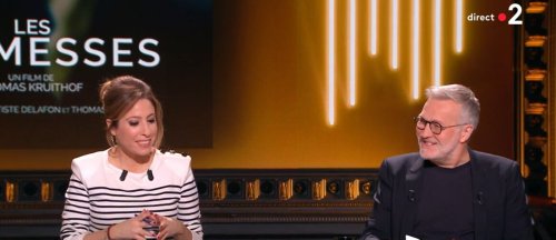On est en direct : Léa Salamé évoque maladroitement ses relations avec les politiques et se traite de "c*nne" (VIDEO) - videos - Télé 2 semaines