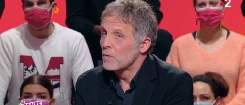 Stéphane Guillon quitte le plateau des Enfants de la télé, embarrassé par une séquence "lamentable!" (VIDEO) - actu - Télé 2 semaines
