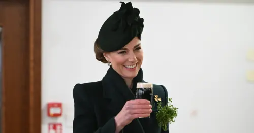 Prinzessin Kate am St. Patrick's Day - hier genießt sie ein Bier