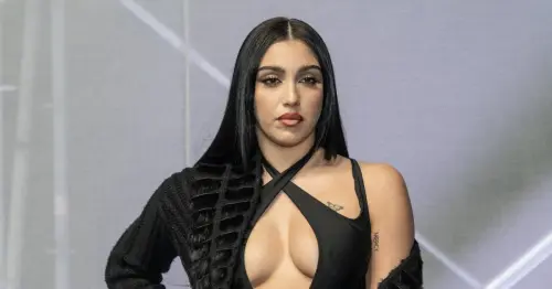 Lourdes Leon als Rockerbraut in Leder, untenrum nur ein Slip